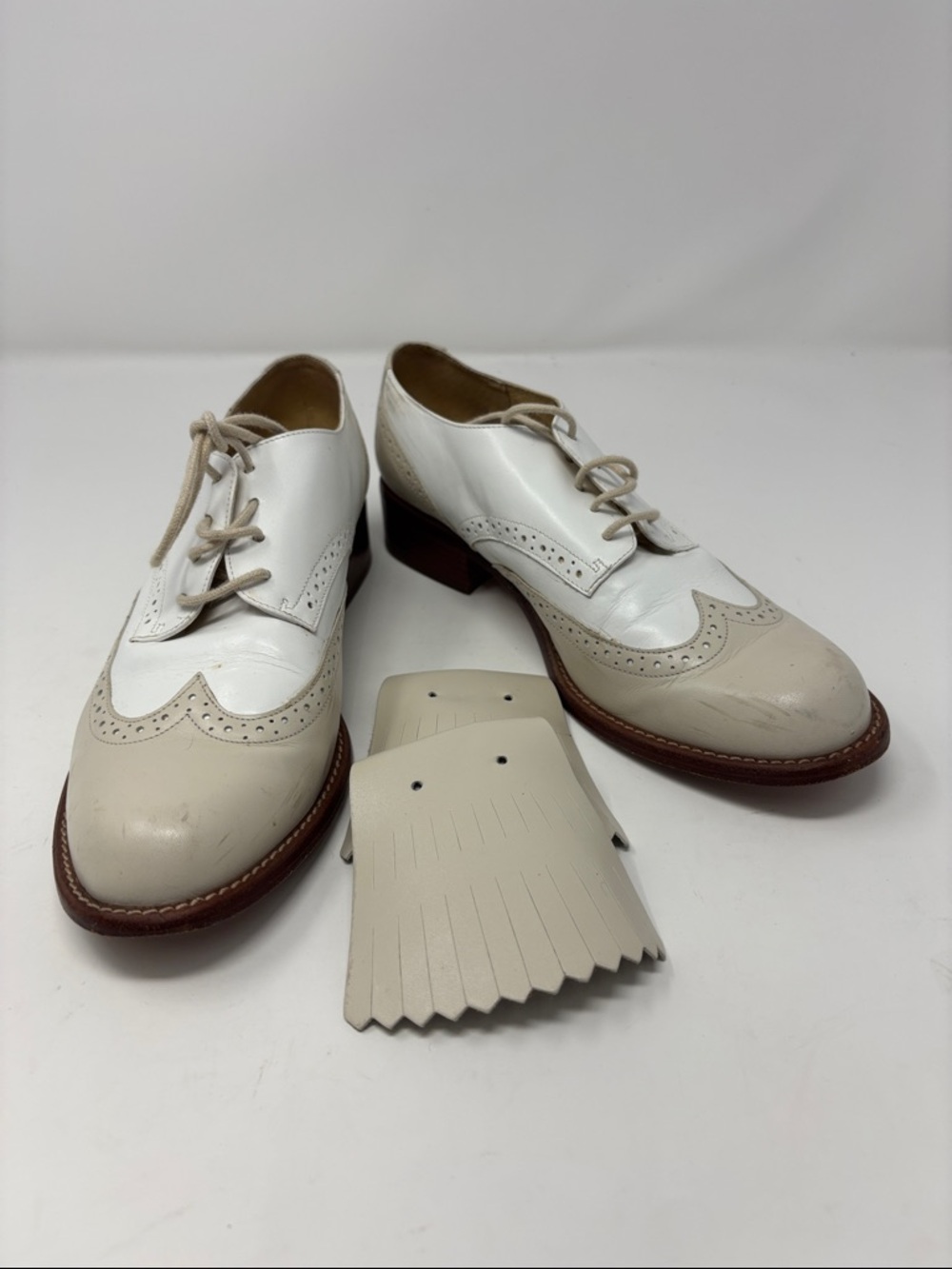 Kenneth Cole | 8.5 N Two-Tone White and Beige Wingtip Oxfords